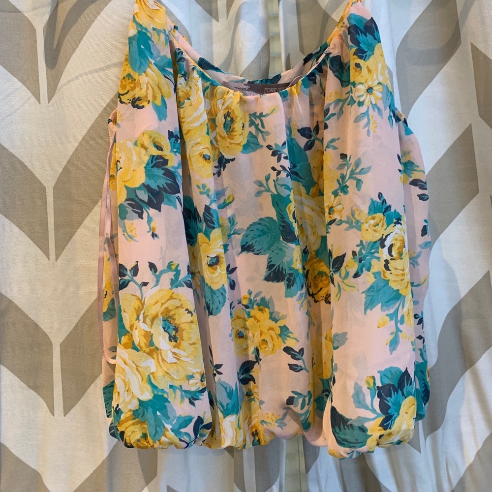 💕Light pink w/yellow flowers cropped flowy top💕